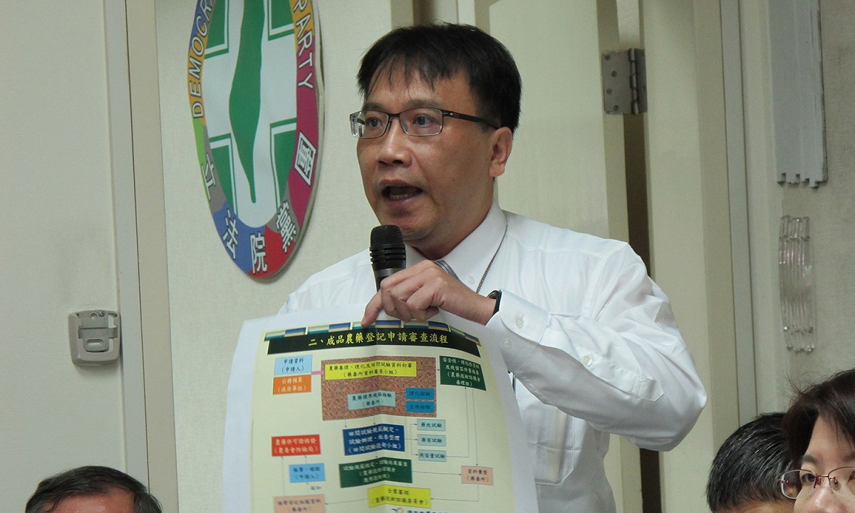 對於為何放寬農藥殘留量，防檢局毒物防治組副組長劉天成回答時，一直在米的使用量比較大打轉。 圖：林朝億/攝