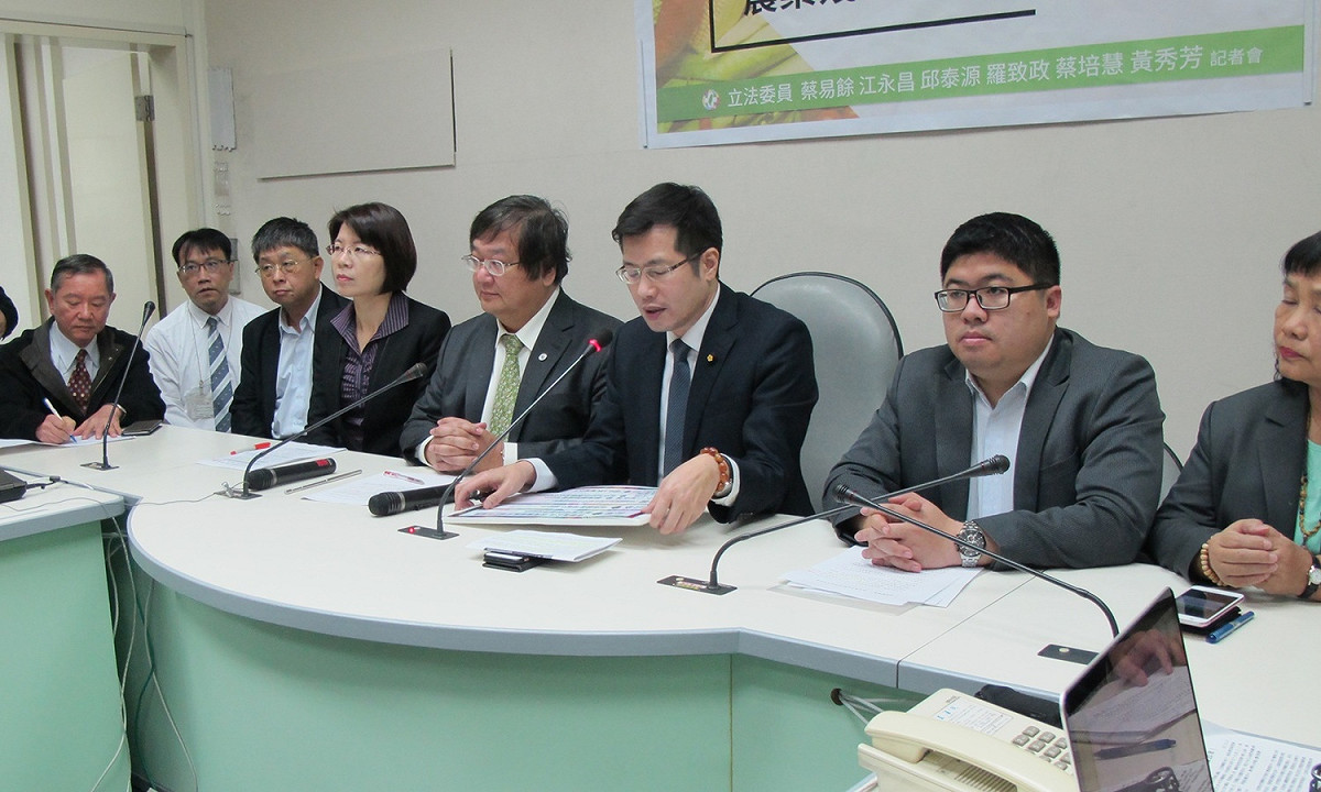 民進黨立委蔡易餘、邱泰源、江永昌、羅致政、蔡培慧及黃秀芳與吳焜裕等人23日於立法院民進黨黨團記者室召開「食安不容退讓 農藥殘留標準不容放寬」記者會。 圖：林朝億/攝