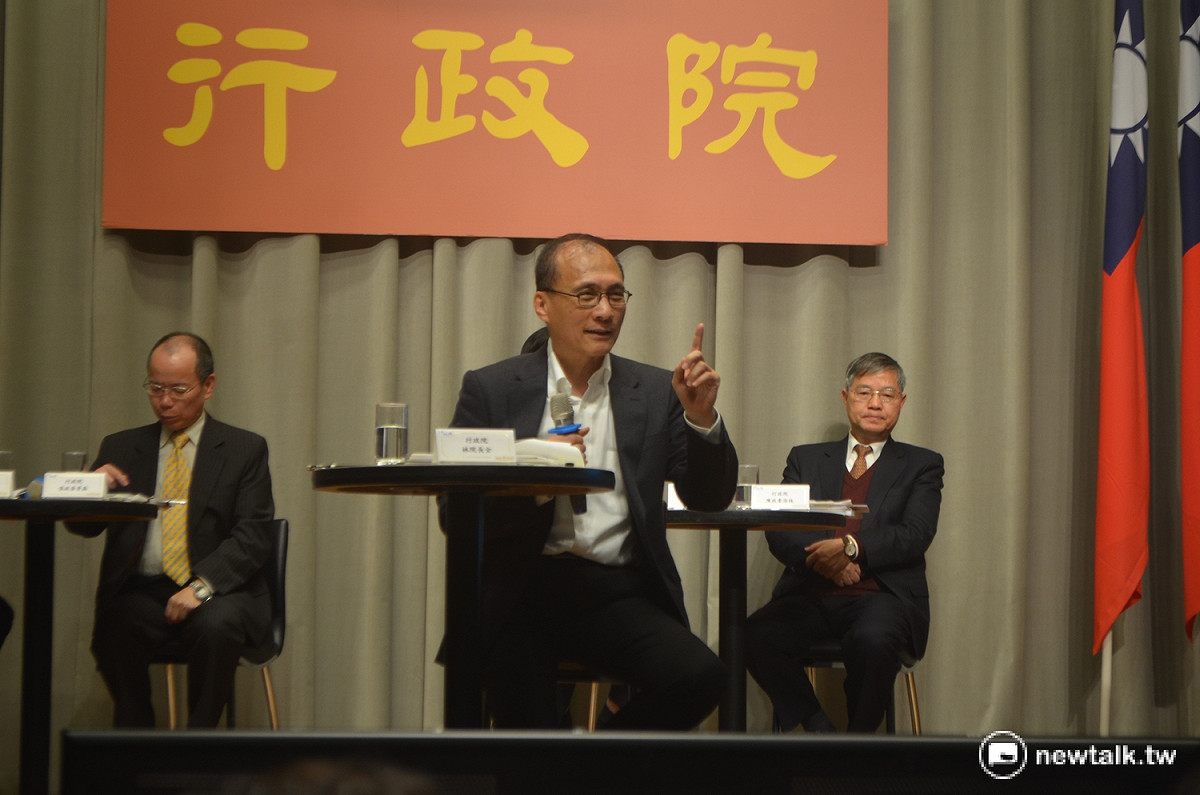 行政院長林全（中）23日親上火線，說明前瞻基礎建設計畫內容。 圖：柯昱安/攝