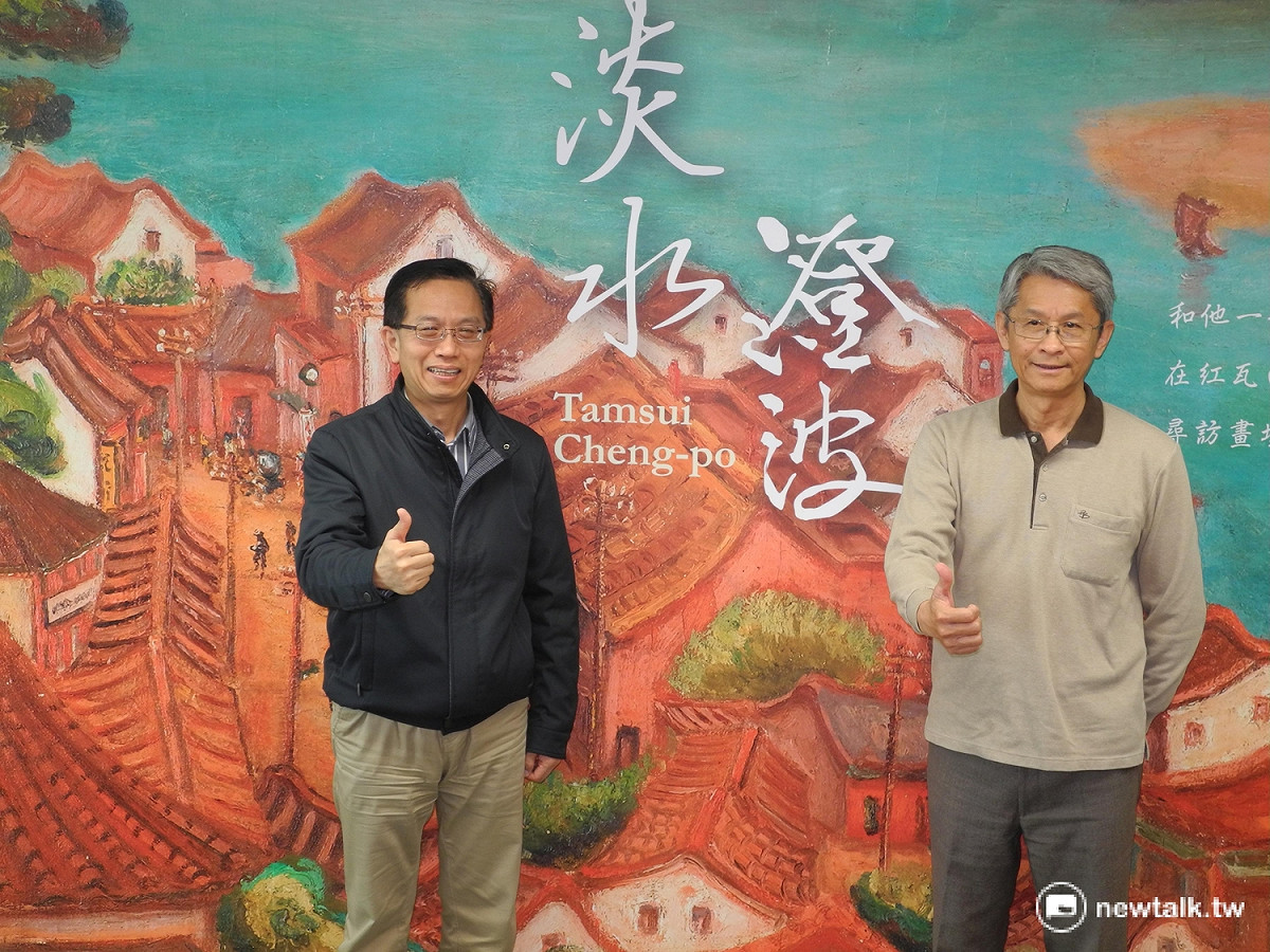淡水區長巫宗仁（左）與陳澄波基金會董事長陳立栢（黃上衣）透過大型輸出畫作與短片實析，介紹戶外全衛館特色。 圖：王峻昌／攝