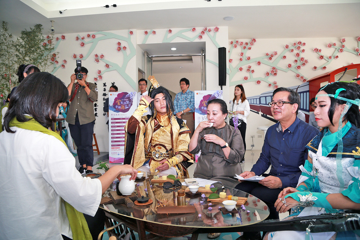嘉義縣長張花冠23日為紫藤花祭大力推廣紫藤花祭的特色茶席。 圖:嘉義縣政府提供