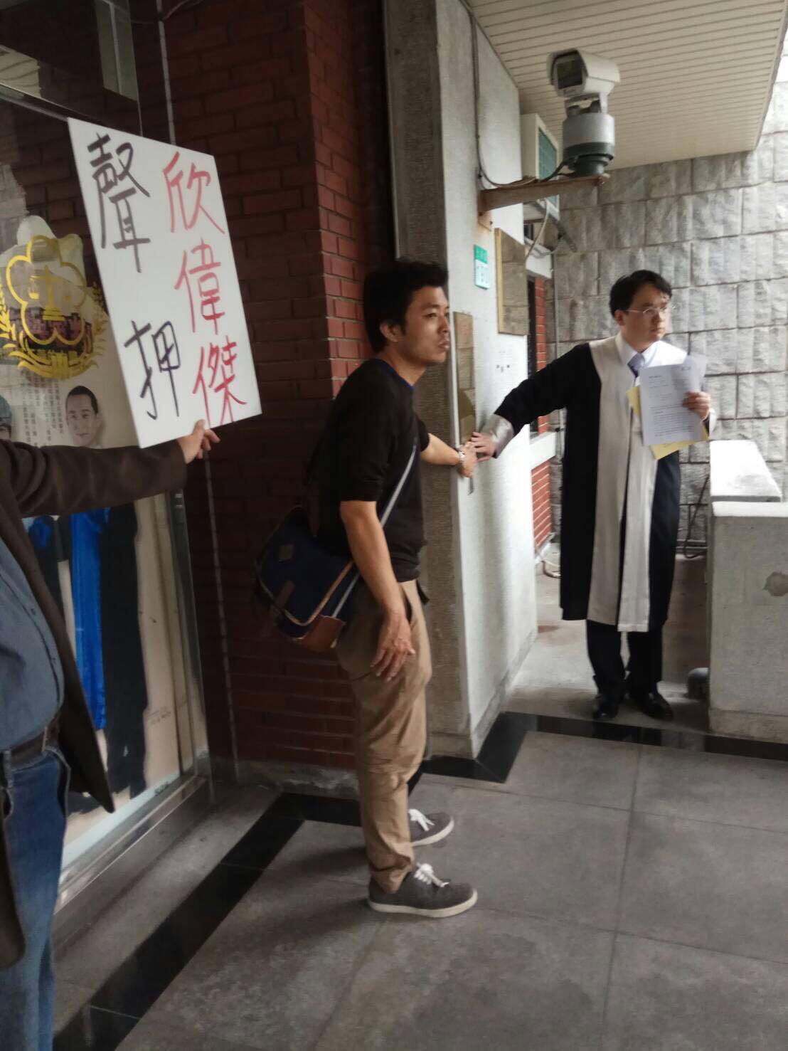 張先生23日下午在委任律師蔡志揚陪同下，至士林地檢署按鈴控告都發局長林洲民。 圖：蔡志揚／提供