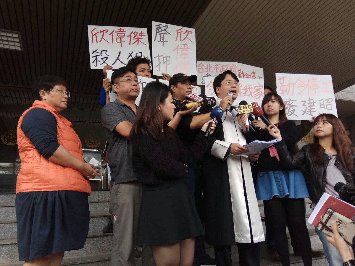 蔡志揚憤怒表示，「刑事保全證據鑑定程序尚未做完，都發局竟趁我們做筆錄的時候，把大門鎖起來，讓我們沒辦法進去。」 圖：蔡志揚／提供