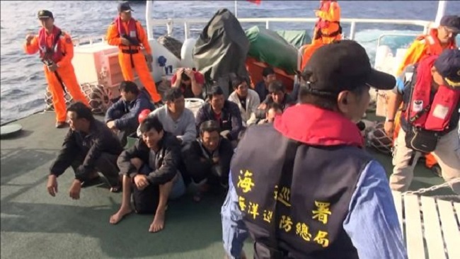 高雄地檢署與高雄第五海巡隊聯手逮捕非法侵入東沙的港澳籍漁船「台沙2288」，並將漁船及船上20名漁民押回高雄。 圖：海巡隊提供