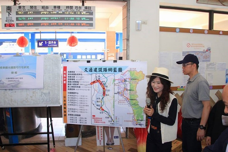 立法院交通委員會與交通部官員聽取屏東交通建設路網藍圖簡報。 圖：屏東縣政府提供