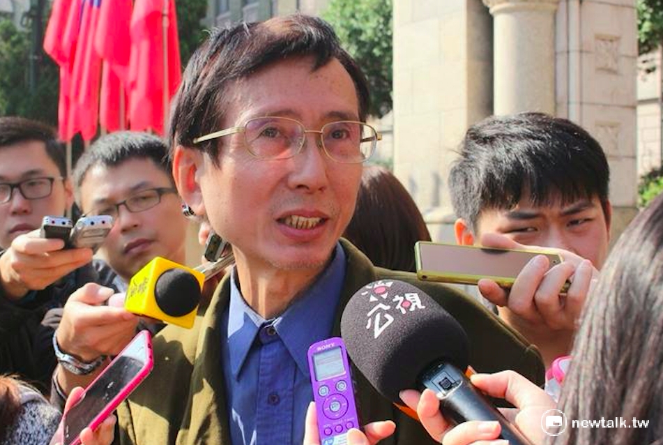 司法院大法官24日召開釋憲法庭，討論同志祁家威（中）提出的同婚權益釋憲案。 圖：新頭殼資料照