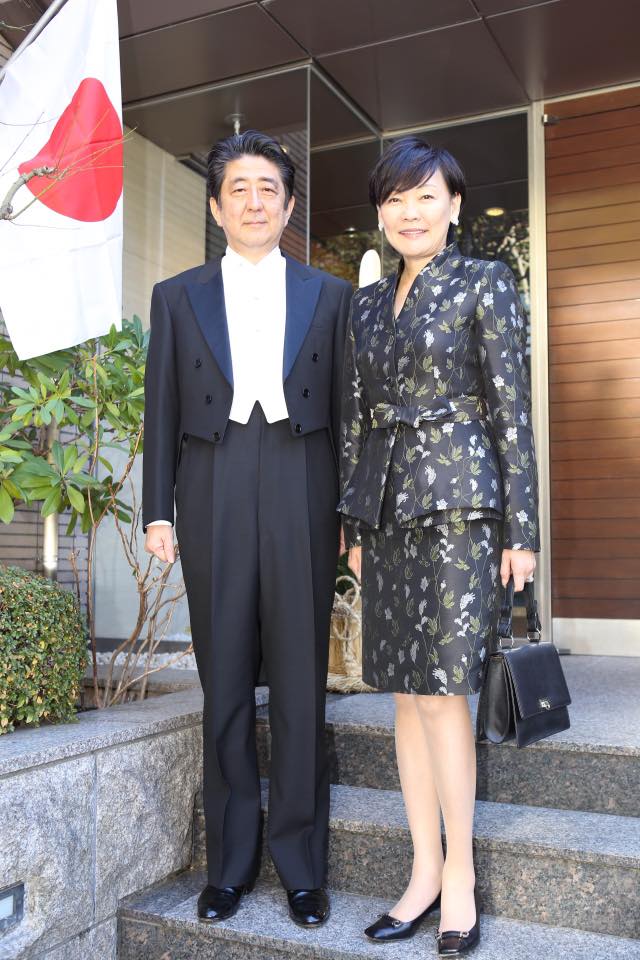 日本首相安倍晉三（左）欵似受到夫人安倍昭惠拖累，捲入右翼教育團體購地醜聞。 圖：翻攝安倍晉三臉書