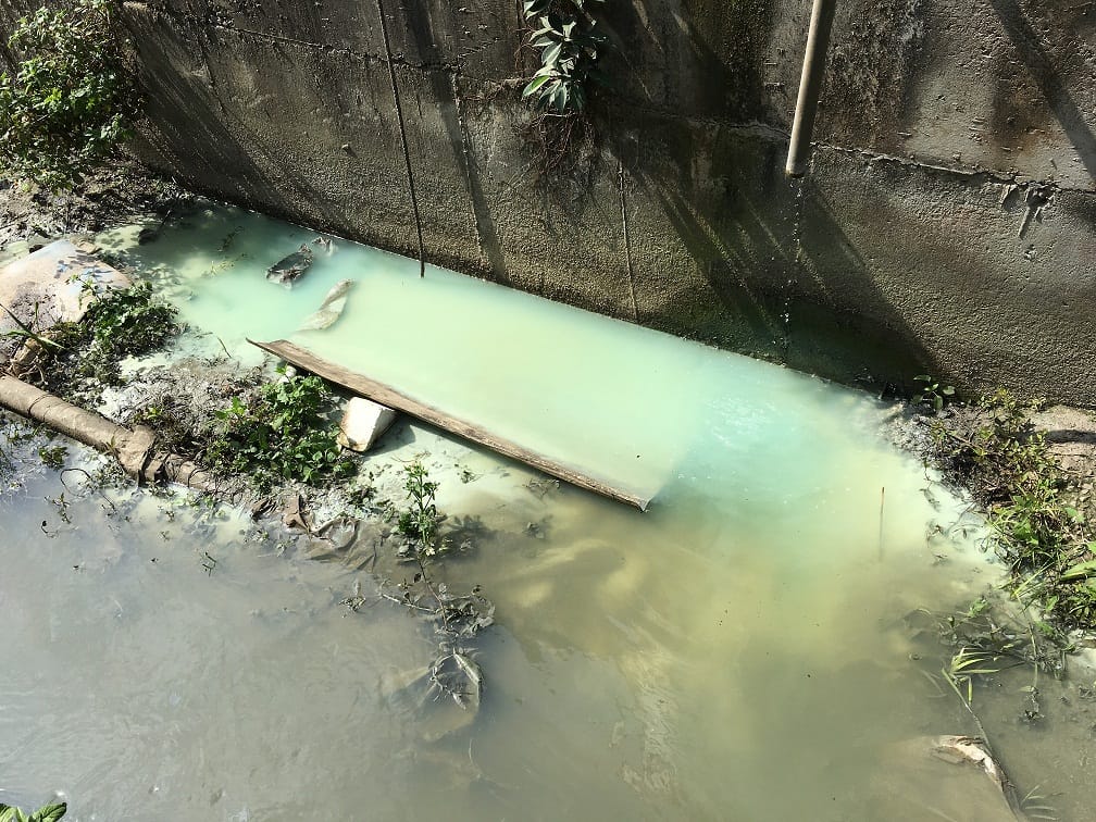 台中市梧棲區安良港大排遭汙染，溝內的水竟變成綠色。 圖：台中市環保局提供。