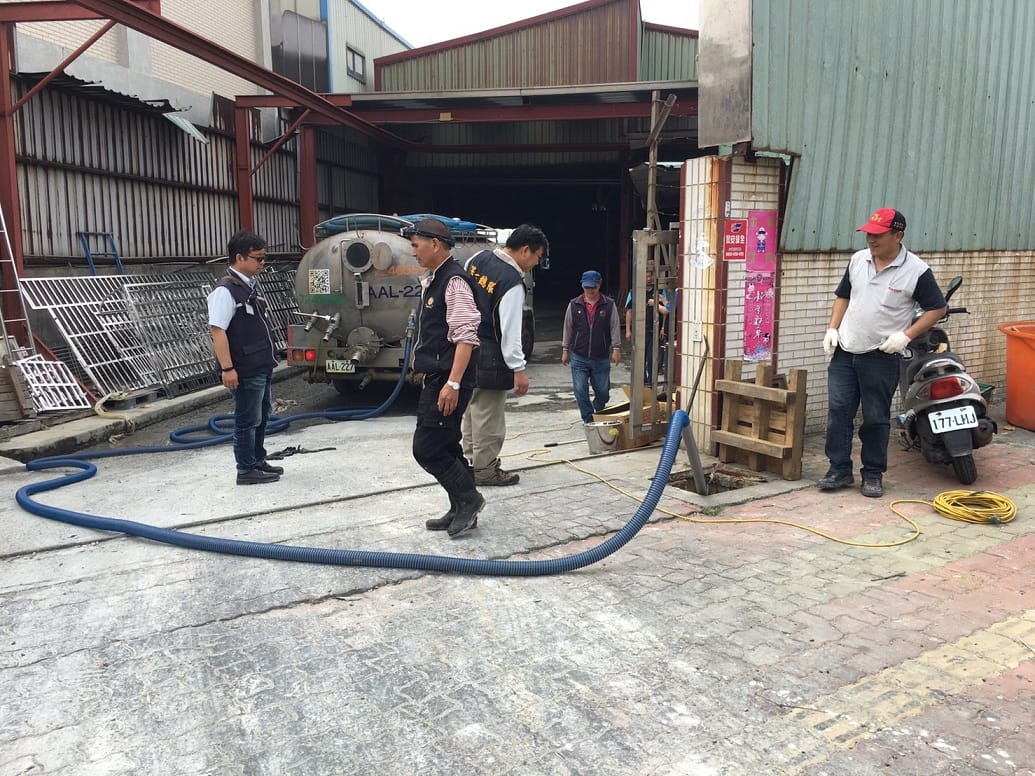 檢警環動用水肥車及抽水機，把已排出的廢水抽回廠內，降低對周邊環境的汙染。 圖：台中市環保局提供。