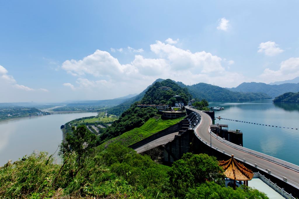 桃園市政府與中央共同推動軌道、水利、城鄉建設，擬打造前瞻桃園。圖為石門水庫。 圖：翻攝自桃園觀光導覽網。