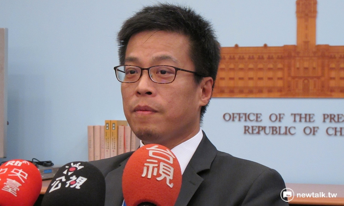 對於蔡英文獲選全球第8傑出領袖，總統府發言人黃重諺24日回應時歸功於全體國人的共同努力。 圖：林朝億/攝