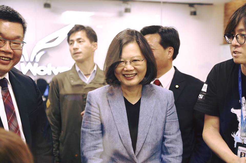 探視閃電狼訓練基地，蔡英文總統送大禮：電競產業就是體育事業 圖：翻攝自閃電狼粉絲專頁