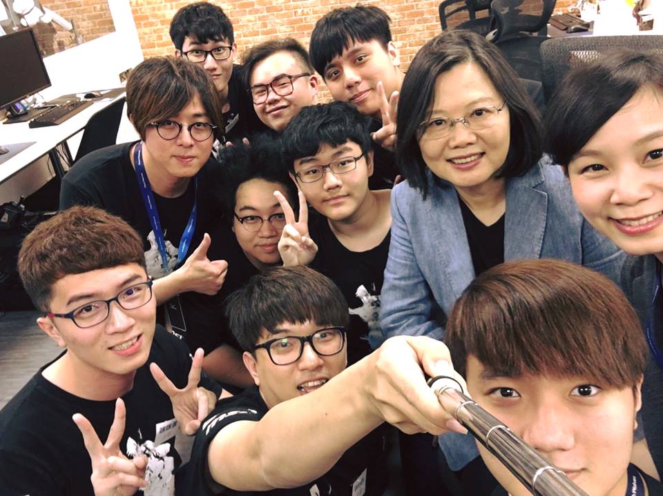 蔡英文總統並與閃電狼的選手們座談交換意見，除了關心大家平常練習情形和團隊訓練的狀況外，也鼓勵選手要勇於表達想法，讓大家知道更多選手的心聲。 圖：翻攝自閃電狼粉絲專頁