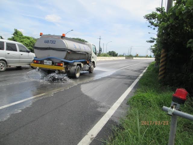 屏東縣啟動預警通報，並出動道路洗掃作業，抑制道路揚塵。 圖：屏東縣政府提供