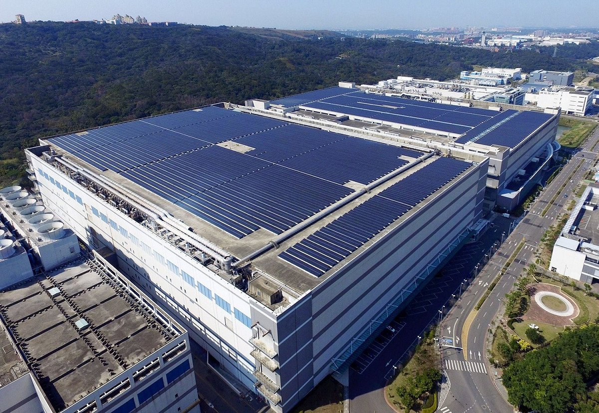 鄭文燦表示，桃園擁有全台最多電業級太陽能電廠實績，友達光電龍潭廠（圖）長期響應國家綠能政策，2017年的農博除了有第一座埤塘光電示範場所；近期推動的垃圾掩埋場活化計畫，將掩埋場轉型為綠地，也讓公園增設光電設施，預定2年內完成約4.5公頃，年發電量約450萬度，年收益約250萬元，對環保、綠能及太陽能光電有相當大的效益。 圖：翻攝自鄭文燦臉書