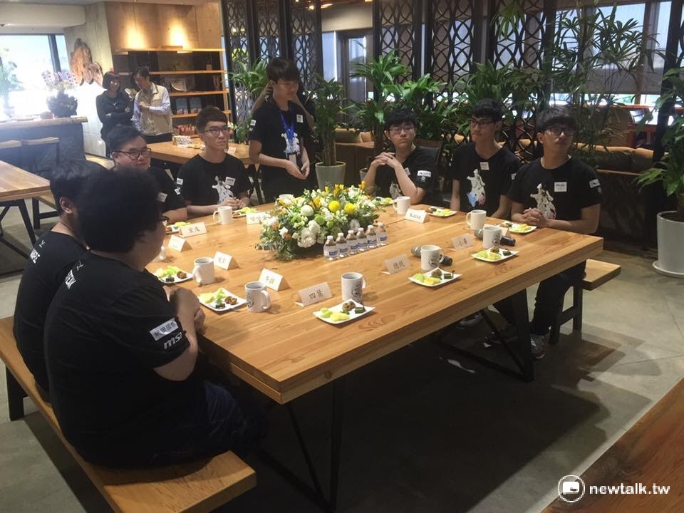 與總統會談前閃電狼選手都很興奮期待與總統聊天 圖:閃電狼提供
