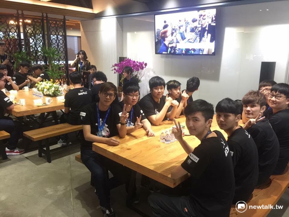 與總統會談前閃電狼選手都很興奮大家排排坐期待與總統聊天 圖:閃電狼提供