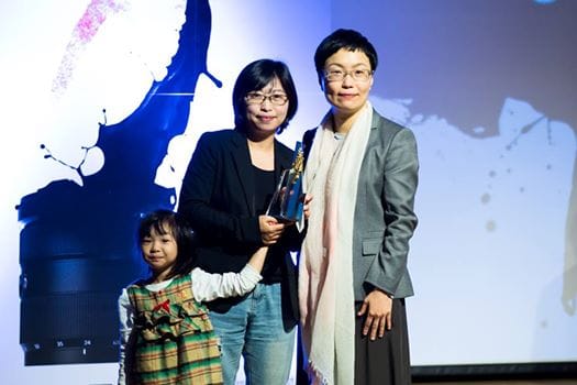 2017金穗獎一般類首獎《我和我的T媽媽》由黃惠偵執導，《我和我的T媽媽》在決審階段獲得評審們壓倒性的支持，作品不僅符合時代精神面，親情的對話與同為母親視角的溫柔和解，更是真摯動人。黃惠偵帶著女兒從拍片到領獎，女兒也發表了她的得獎感言：「謝謝你們喜歡我的電影。」 圖:文化部提供