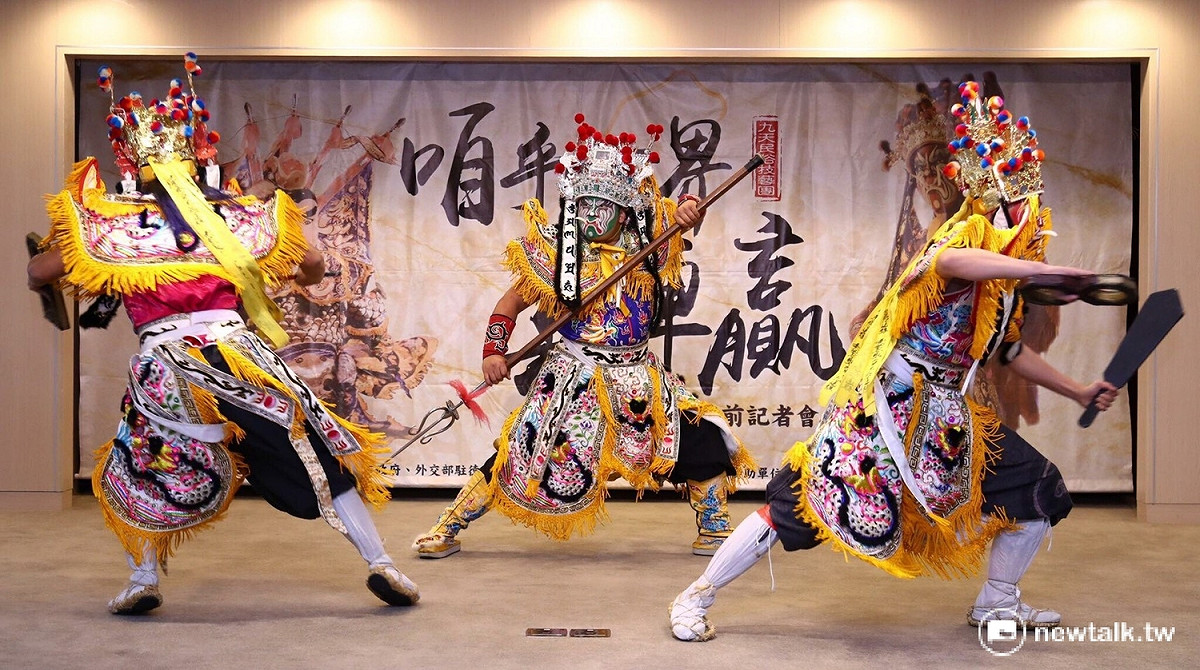 在台中發跡的「九天民俗技藝團」，在駐德大使謝志偉牽線、洪慈庸立委的促成下，將在明(26)日出發到德國柏林「德國－亞洲經濟論壇」晚會登台演出 圖:翻攝自林佳龍臉書
