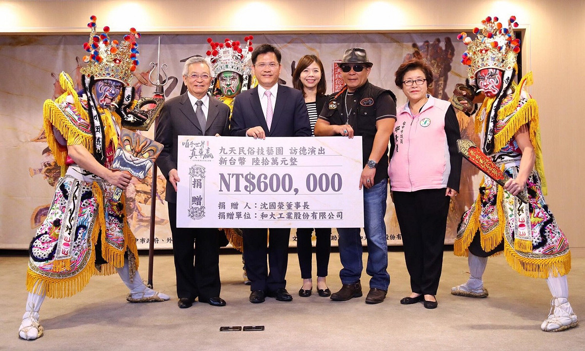 在駐德大使謝志偉牽線、洪慈庸立委的促成下，九天民俗技藝團赴德演出，並獲得外交部、文化部、市府文化局及民間協助，及和大工業沈國榮董事長，提供經費挹注，讓九天能夠透過文化藝術演出，在德國展現台灣精采的文化軟實力。 圖:翻攝自林佳龍臉書