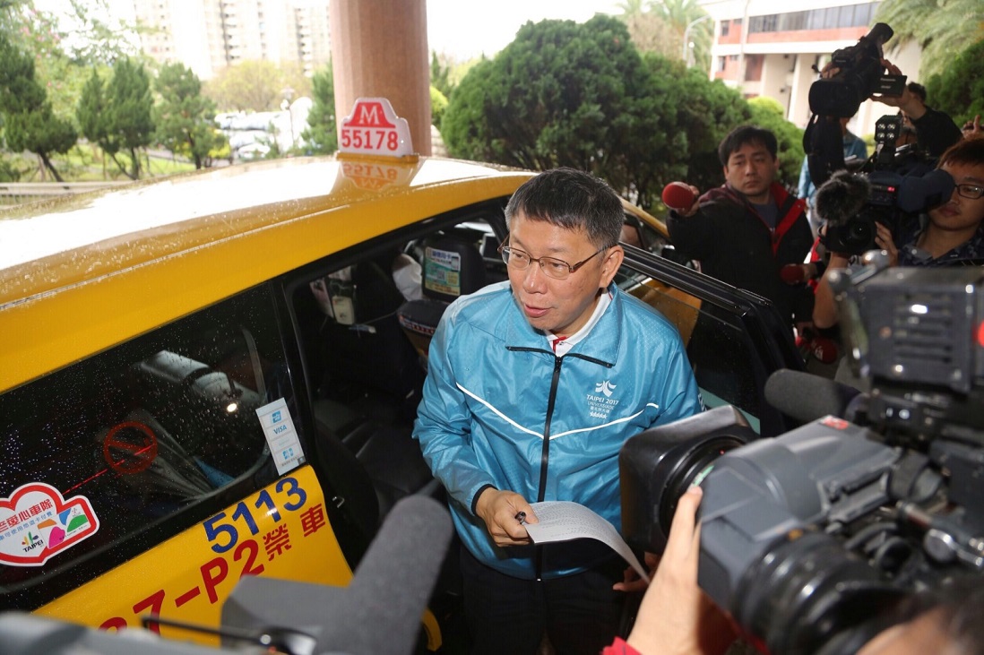 台北市長柯文哲今天跑假日行程是使用小黃的，他說剛開始一定還卡卡的，不過這樣一定較省錢。 圖：台北市政府提供