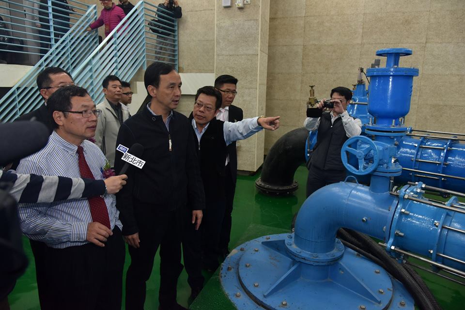 前瞻基礎建設計畫讓新北市府又槓上交通部，繼新北市發言人張其強抨擊交通部睜眼說瞎話後，新北市捷運局今日表示，交通部審查計畫時，應當不致於以是否有拜會交通部政務次長，作為積極爭取的評估依據吧。 圖：翻攝朱立倫臉書