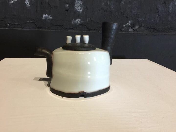 2017世界搏茶會—《搏.茶器》參展的陶藝家方怡歆的立把壺，壺身上釉，呈現中國白瓷如玉的光澤，立把部分不上釉，確有鋼鐵般密實。 圖：嘉義縣政府提供