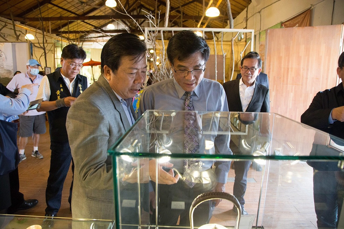 2017世界搏茶會—《搏.茶器》日本京都金工大師雲雄大師，純手工打造的銀壺，令現場參觀的民眾目不轉睛。 圖：嘉義縣政府提供