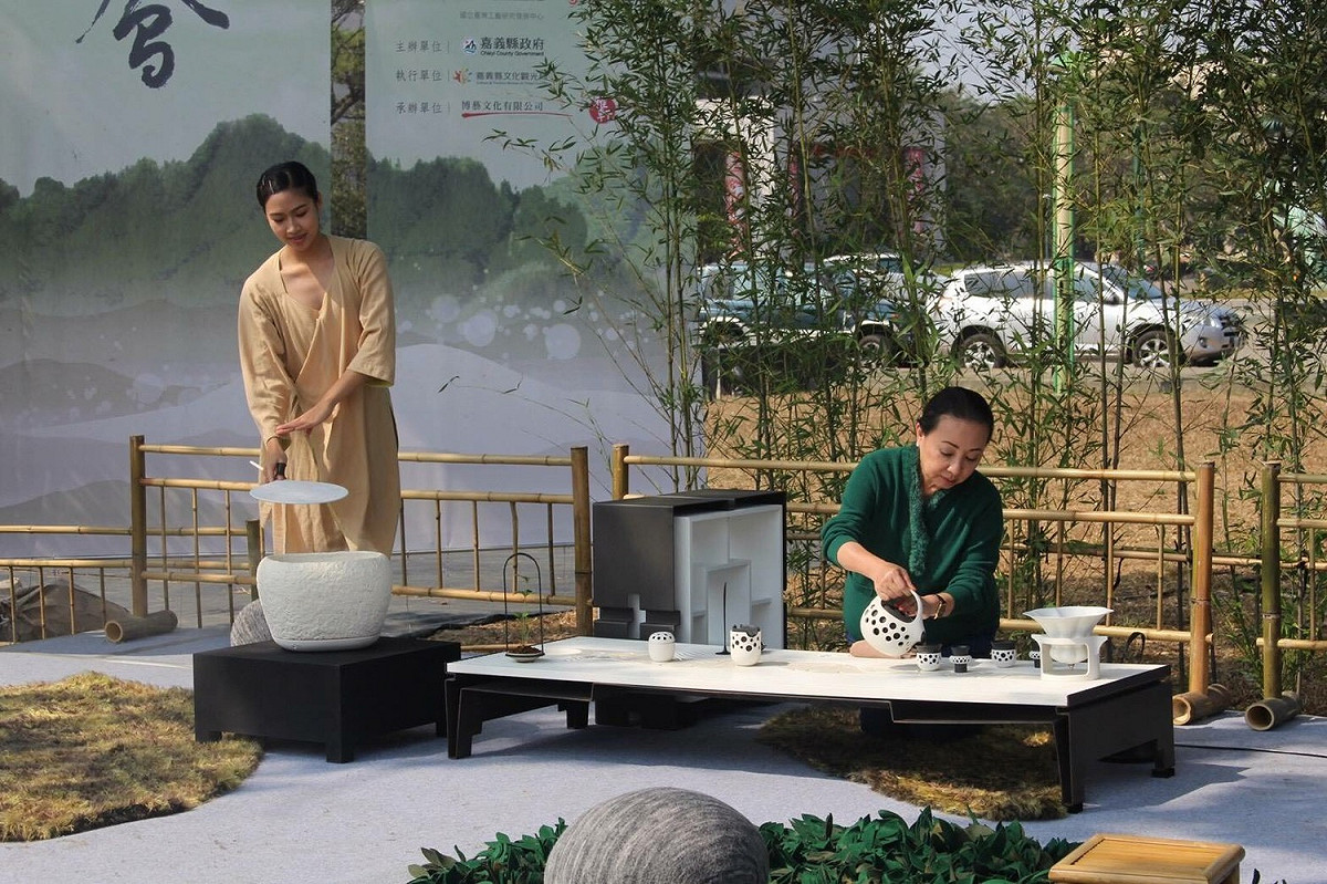 為感受陶藝家作品的溫度，演什麼像什麼的嘉義縣長張花冠，數度扮演茶師烹茶，介紹陶藝更分享嘉義阿里山茶的醇香。 圖：嘉義縣政府提供
