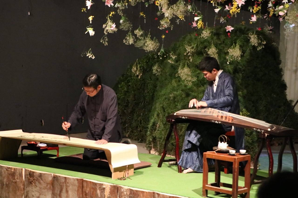 2017世界搏茶會的「山光」及「水影」主題館，力邀藝術家陳淑強，規畫打造，場域饒富嘉義人文意象，室內茶席以枯山水、竹子等元素呈現「泉香蘸影」情境。現場每天上午11:00和下午14:00，還有書畫、絲竹管絃現場演出。 圖：嘉義縣政府提供