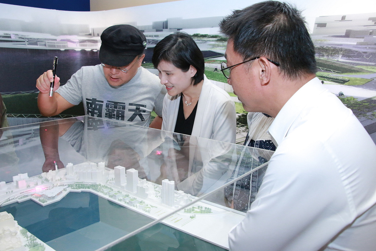 高雄市副市長史哲以模型向鄭部長說明「海洋文化及流行音樂中心」興建工程情況。 圖：文化部提供