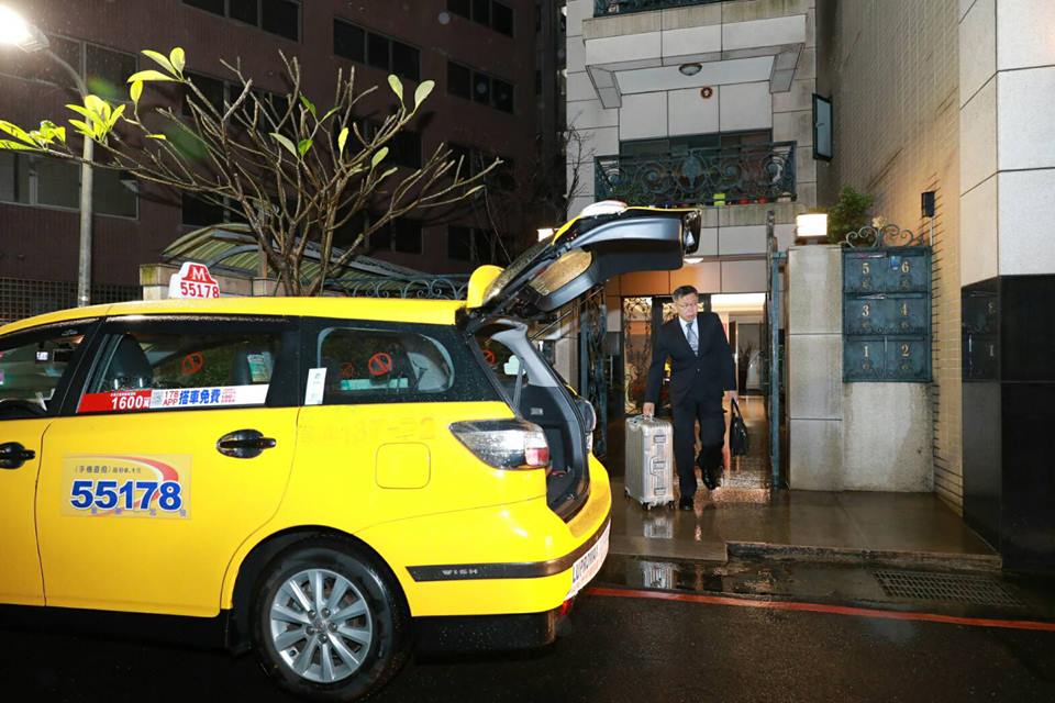 柯文哲26日清晨搭計程車，前往台北車站搭乘機捷到桃園機場，展開出訪行程。 圖：翻攝自柯文哲臉書