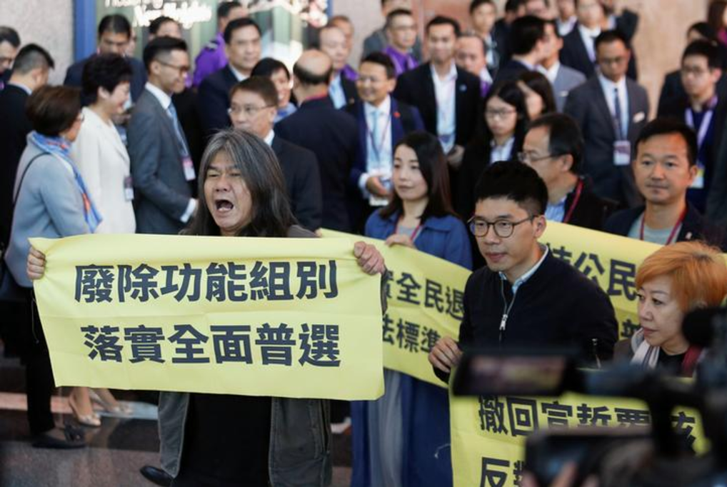 梁國雄等7名立法會議員，在香港特首選舉場外抗議，痛批小圈子選舉無法落實真實民意，要求「真普選」。 圖：達志影像/路透社