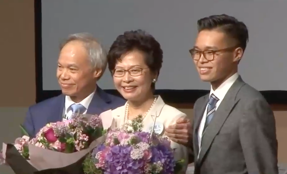 林鄭月娥（中）確定當選香港新任行政長官，成為第一位女性特首。 圖：翻攝自香港蘋果日報直播畫面