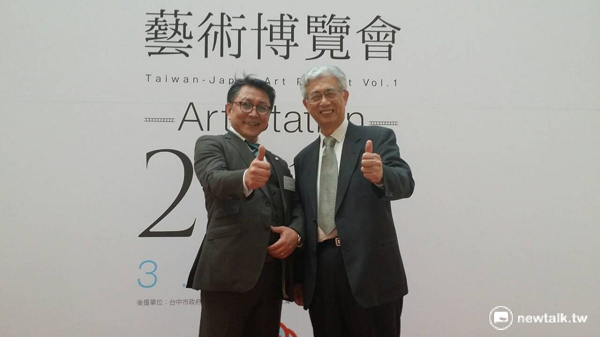 2017年「第一屆台日藝術博覽會」，於3月24日至26日首度在台北火車站盛大舉行。這次展出，由日本株式會社麗人社主辦,台灣觀光協會和台中市政府觀光旅遊局協辦。台中市觀旅局陳盛山(右)與日本麗人社長野口和男(左)。 圖:陳建志/攝