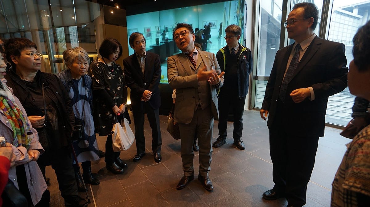 50名日本藝術家組成的參訪團參訪台中，參訪台中國美館，台中市政府觀光旅遊局陳育正副局長及國立臺灣美術館蕭宗煌館長接待。 圖:台中市觀光旅遊局/提供