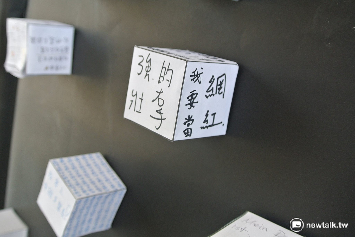 台中一中年度的美術節活動熱鬧地的校內展開，今年主題是「方城市」，「我要當網紅」也是台中一中學生的夢想之一。 圖：唐復年/攝