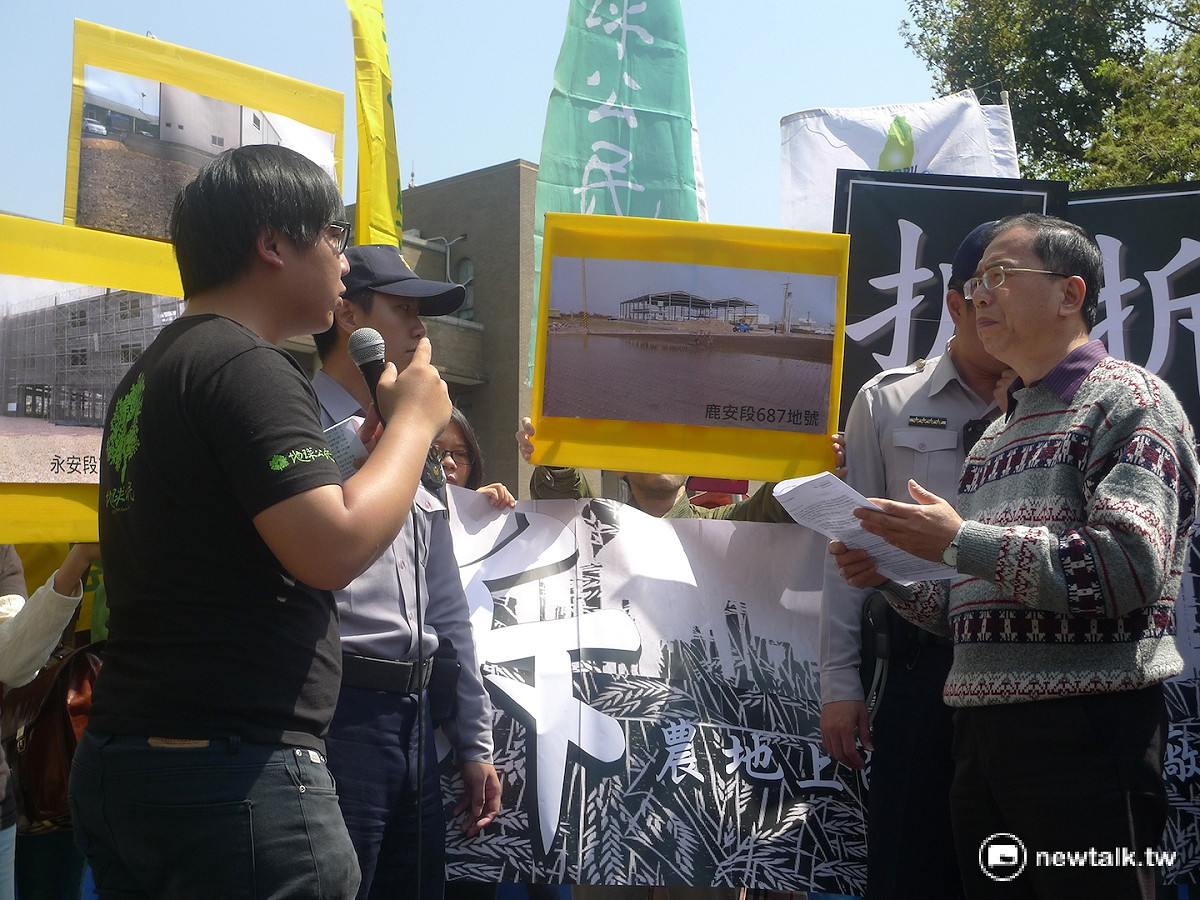 地球公民基金會專員吳其融痛批：「到現在都還在說是1972年謝東閔『客廳即工廠』的歷史共業？新的違章工廠一直蓋，到底要拖到哪一年？」行政院代表表示，沒有上級授權，無法回答相關問題。 圖：汪少凡/攝