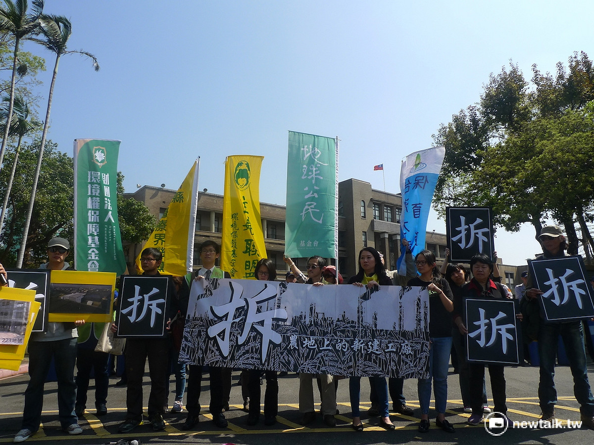 地球公民基金會等數個環保團體今（27）日上午來到行政院前，舉報彰化鹿港頂番婆特定農業區上的3間違章工廠，要求行政院依政務委員張景森於3月17日予環團的承諾，落實「即報即拆」。 圖：汪少凡/攝