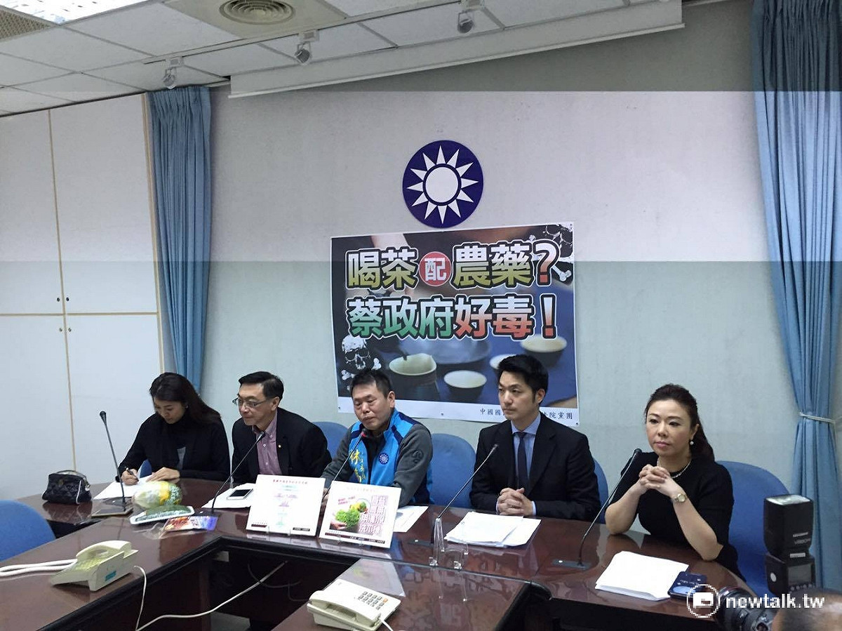 食藥署針對農藥氟派瑞（Fluopyram）放寬使用在茶葉上命令暫緩施行，立法院國民黨團27日召開記者會呼籲，應該立即撤回。 圖：鄭佑漢/攝