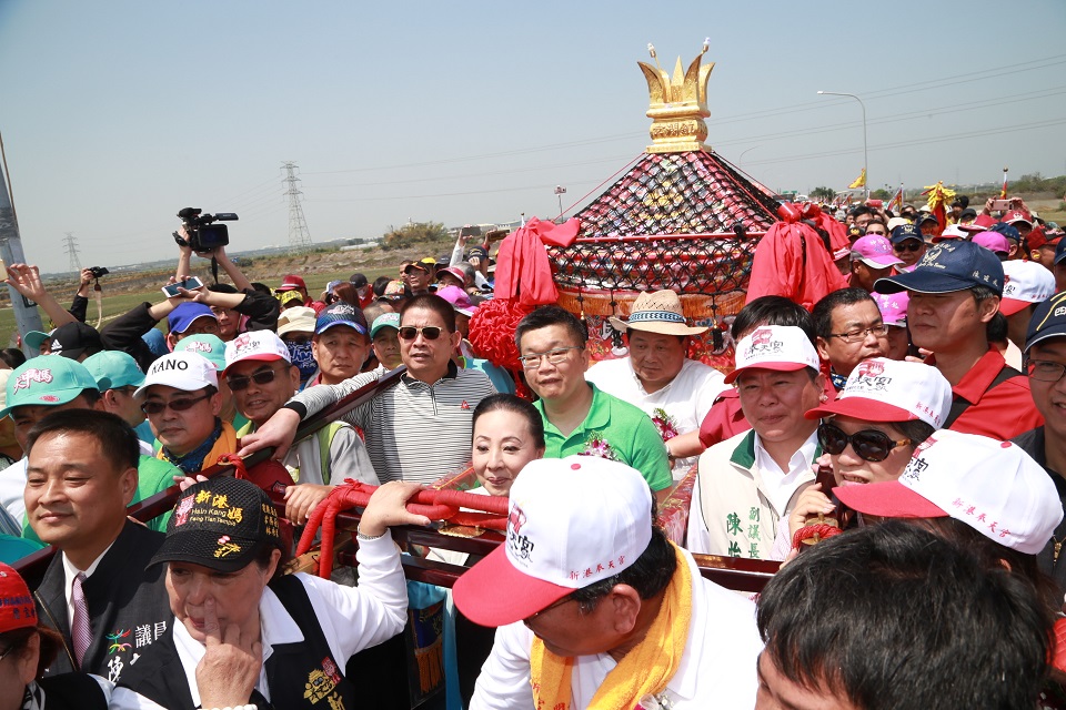 大甲媽祖鑾轎27日經過嘉義縣,縣長張花冠率團接駕.並親自扛起鑾轎。 圖:嘉義縣政府提供