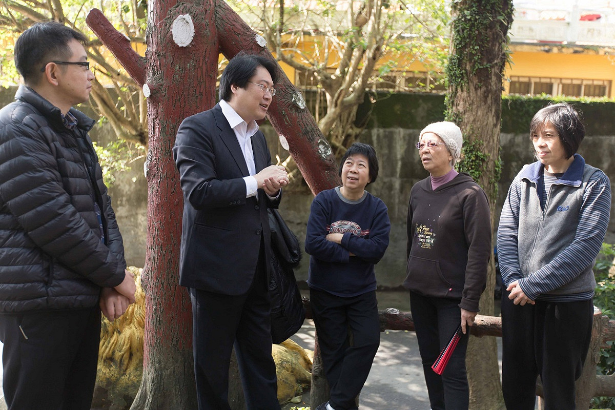 基隆市長林右昌27日在中正公園與地方人士討論公園的建設。 圖:基隆市政府提供