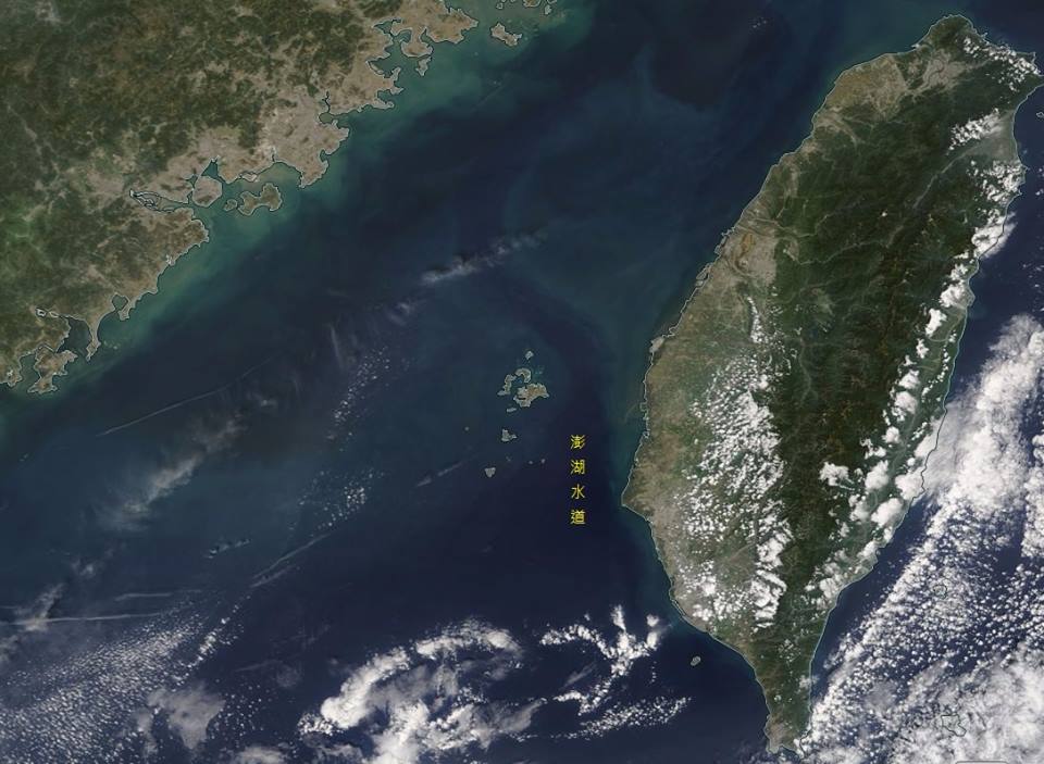從NASA的衛星照中，可清楚的看見「黑水溝」的輪廓。 圖：翻攝自NASA/EOSDIS