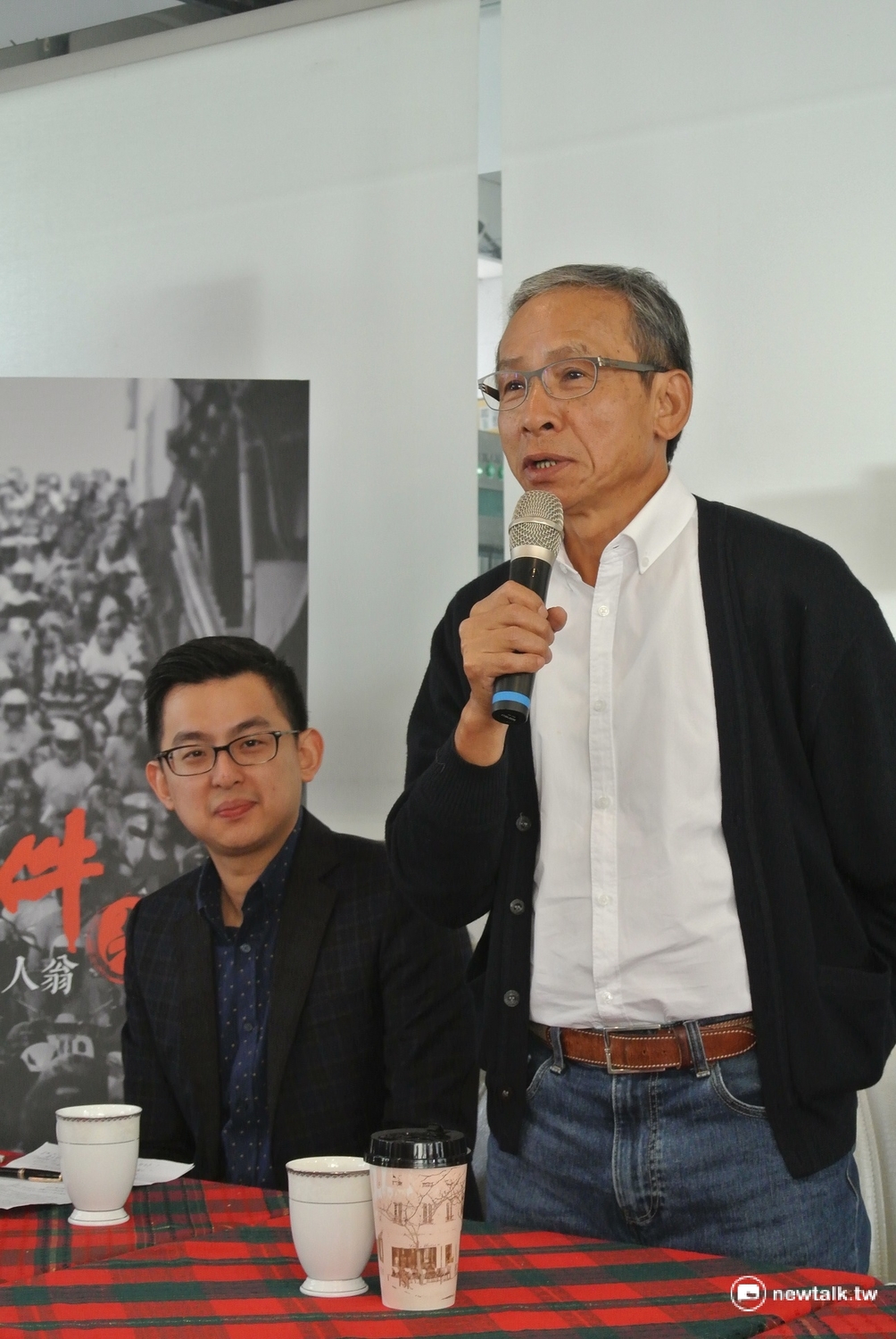 吳念真28日在台中的人間條件六宣傳記者會上強調，「別再罵年輕人」。 圖：唐復年攝