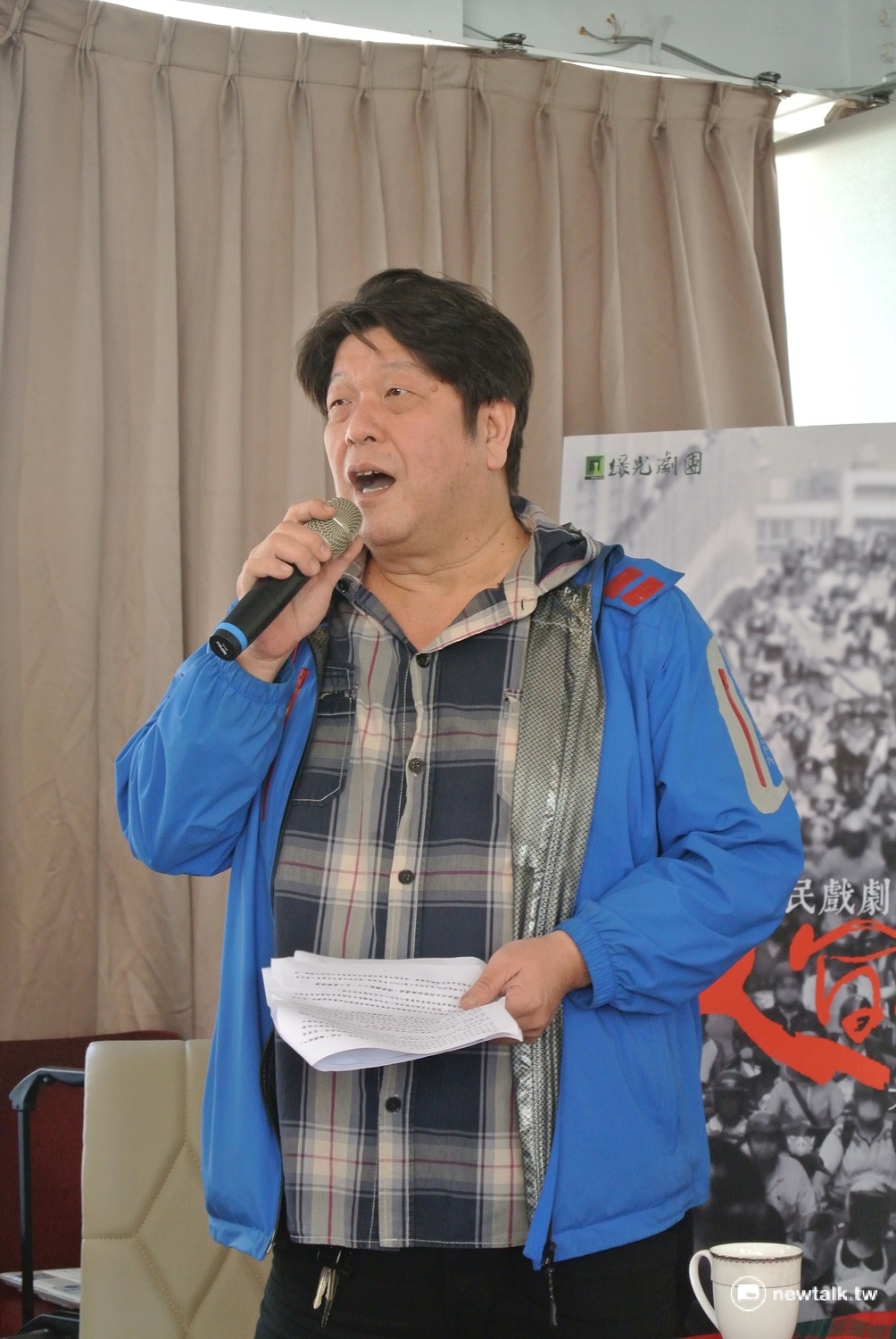 團長羅北安介紹《人間條件六─未來的主人翁》是以「薪水不漲、房價物價一直漲」的世代為背景。 圖：唐復年攝