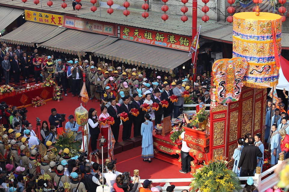義縣長張花冠、大甲鎮瀾宮董事長顏清標等人28日向媽祖行三跪九叩等古禮。 圖:嘉義縣政府提供