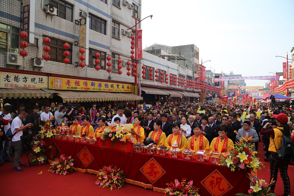 義縣長張花冠、大甲鎮瀾宮董事長顏清標與地方重量級人士共同向媽祖行三跪九叩等古禮。 圖:嘉義縣政府提供