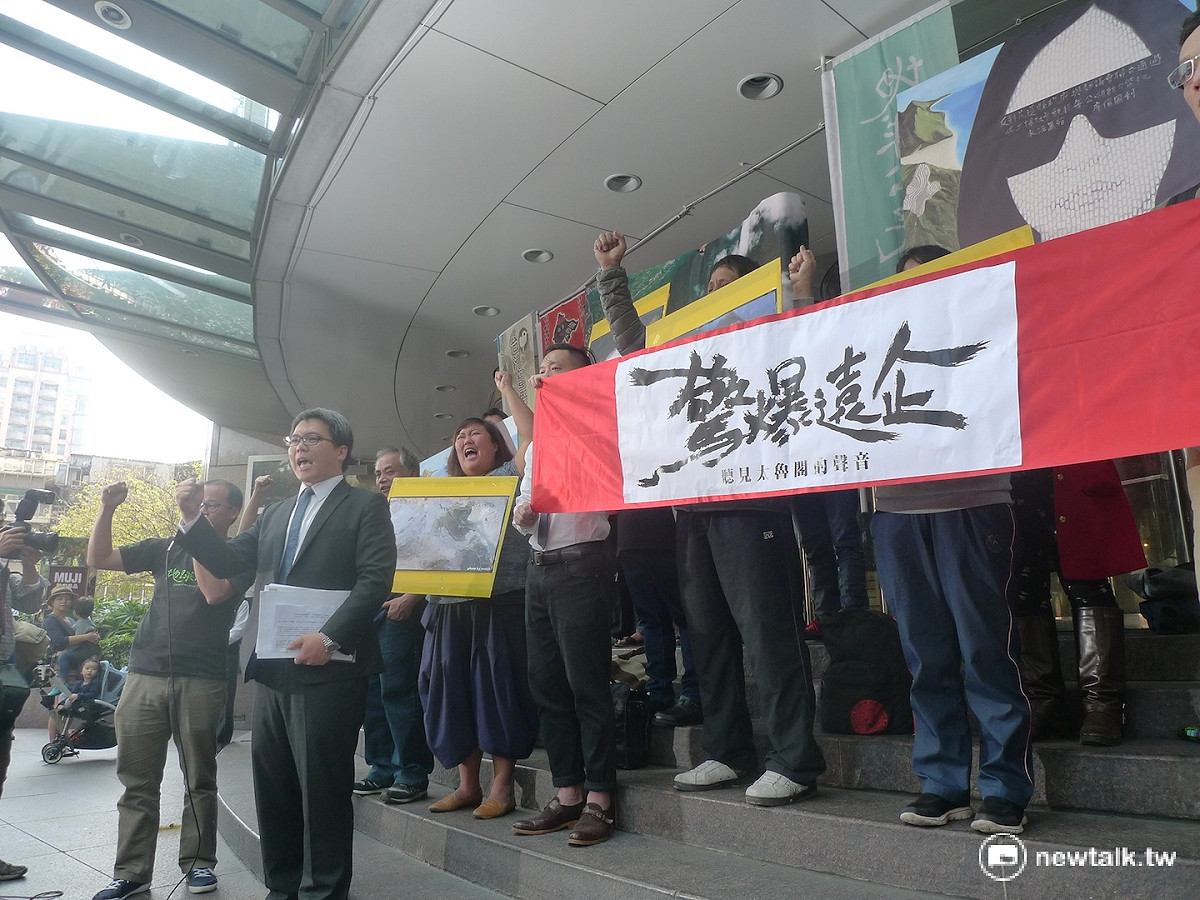 今（28）天地球公民基金會、「反亞泥還我土地自救會」的太魯閣族人、新竹縣關西鎮金山里的居民，來到亞洲水泥總部前抗議。 圖：汪少凡／攝