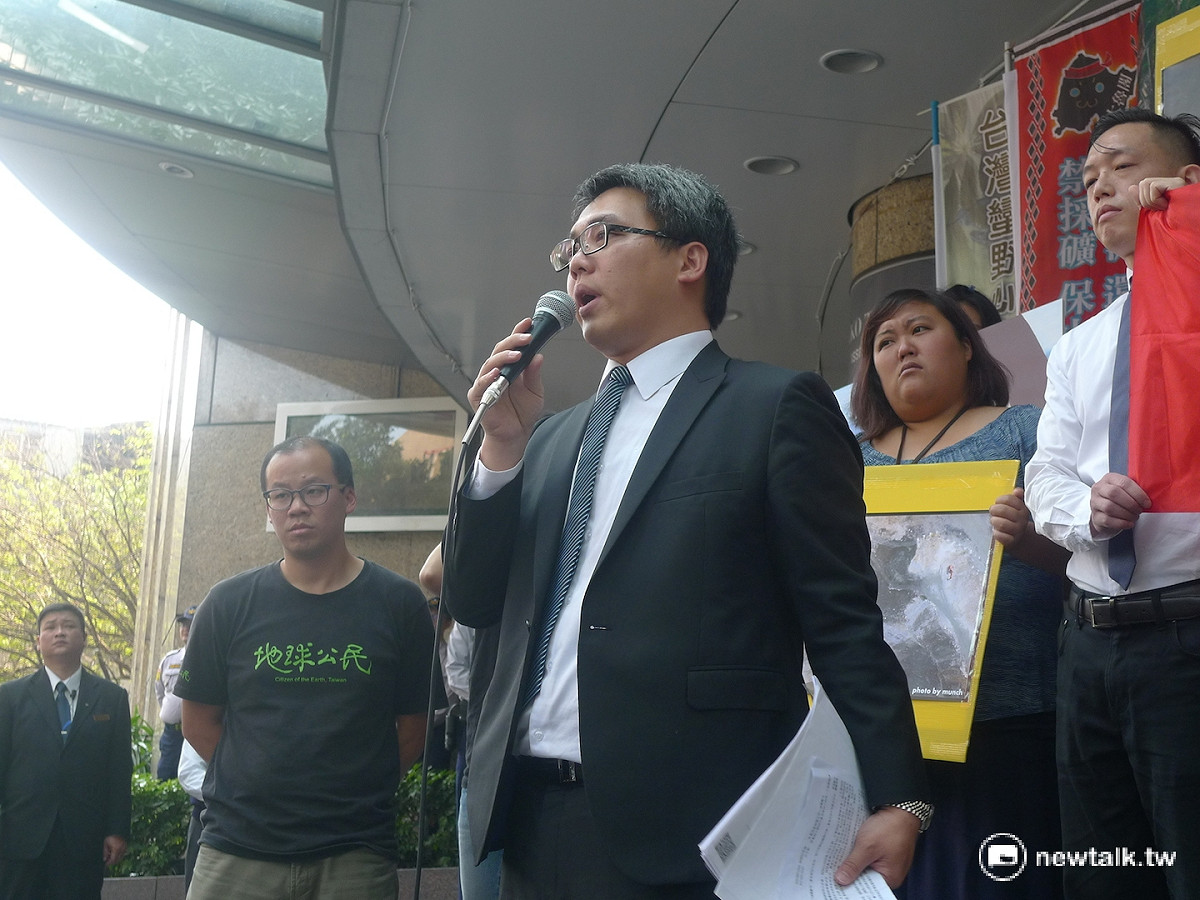 台灣蠻野心足生態協會秘書長謝孟羽，行政院應該要依照行政程序法第111條，撤銷行政處分。 圖：汪少凡／攝