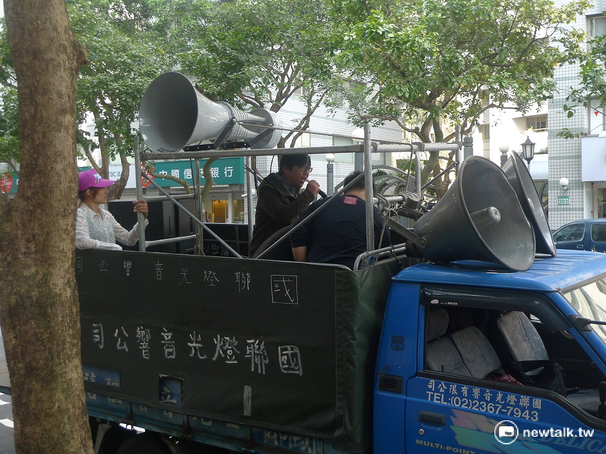 環團自製「爆破車」，讓民眾感受住在礦場週邊居民每天承受的噪音。 圖：汪少凡／攝